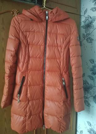 Зимовий пуховик рижего кольору