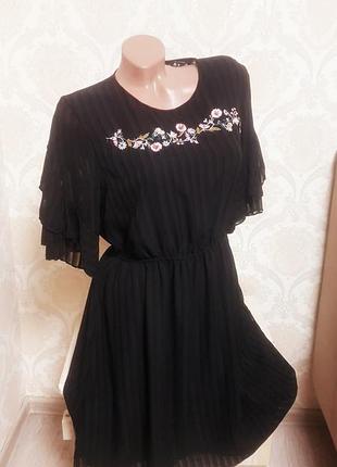 Красивое платье с вышивкой
