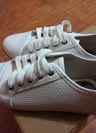 Кросівки білі