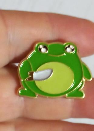 Брошка- брошка значок пін металева зелена жаба з ножем товста