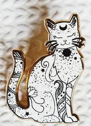 Крупная брошь брошка значок двойной пин золотистый метал белый кот кошка эмаль очень круто на лбу луна