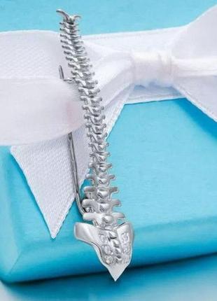 Брошка брошка сріблястий метал анатомія скелет хребет медична