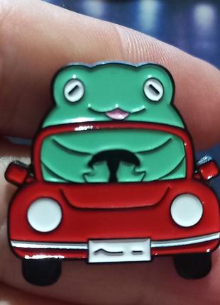 Брошка-брешка значок пін метал зелений жаба на червоній тачці