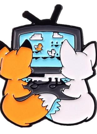 Брошь брошка значок пин лиса лисичка лисенок пара белая и рыжая смотрит телевизор