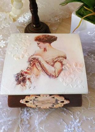 Дерев'яна скринька "мадам рекам'я"