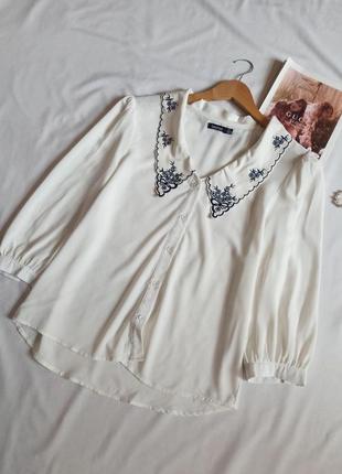 Белая блуза с большим контрастным воротником с вышивкой и объемными рукавами4 фото