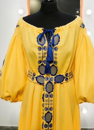 Платье женское с коротким рукавом - реглан, вышивка - авторская гладь, оникс, цвет - жолтый.4 фото