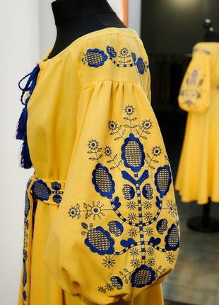 Платье женское с коротким рукавом - реглан, вышивка - авторская гладь, оникс, цвет - жолтый.2 фото