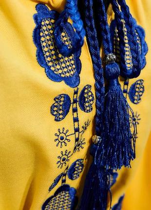 Платье женское с коротким рукавом - реглан, вышивка - авторская гладь, оникс, цвет - жолтый.9 фото