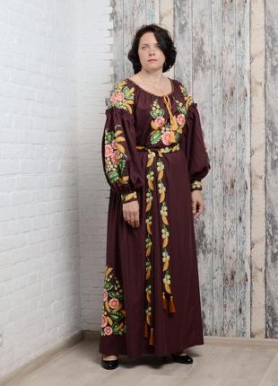 Платье с поясом женское с длинным рукавом - реглан, вышивка - гладь, оникс, цвет - коричневый.