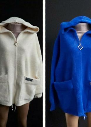 Шикарная куртка с альпаки,короткая с капюшоном, шикарное качество размер универсальный.
