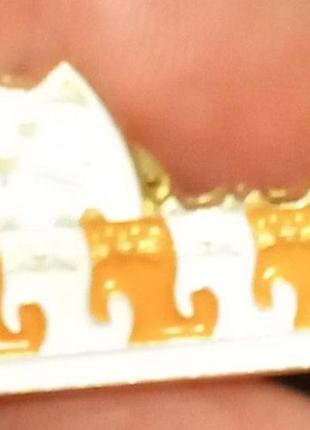 Брошь брошка пин значок металл белая кошка и котята 2.7см на 1.7см