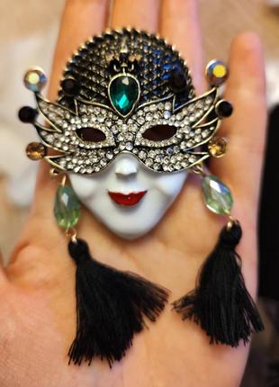 Крупная брошь брошка металл золотистый лицо венецианская маска чёрная белая обьемная