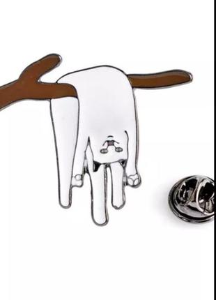 Брошь брошка значок пин белый кот кошка металл эмаль висит на дереве