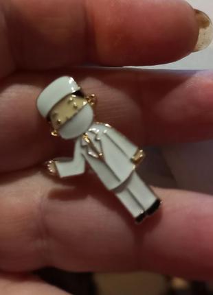 Медицинская брошь брошка эмаль металл мужчина медик врач медбрат доктор в шапочке и маске