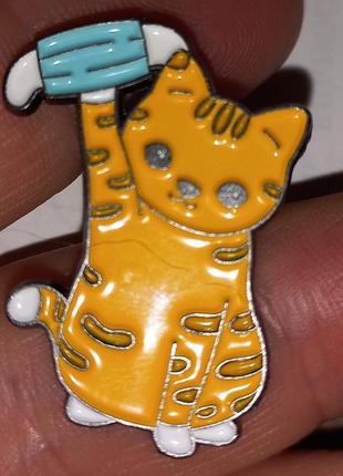 Брошка-кишеня значок пін рудий кіт кішеня знімає маску від ковіду метал емаль
