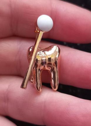 Брошь брошка класика зуб зубик золотистый металл подарок стоматологу