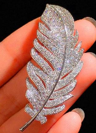 Брошка брошка метал білі дрібні камені виблискують сріблястий метал красиво дуже