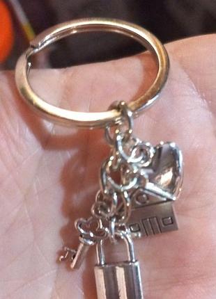 Брелок на ключи серебристый металл дом замок ключ к нему и сердце