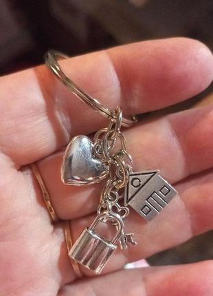 Брелок на ключи серебристый металл дом замок ключ к нему и сердце