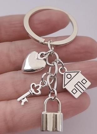 Брелок на ключи серебристый металл дом замок ключ к нему и сердце