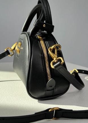 Премиальная кожаная сумка женская в оригинальной формы бренд miu miu фирменная черная ручки и ремешок комплект4 фото