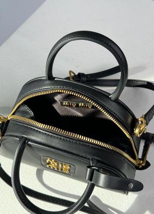 Премиальная кожаная сумка женская в оригинальной формы бренд miu miu фирменная черная ручки и ремешок комплект5 фото