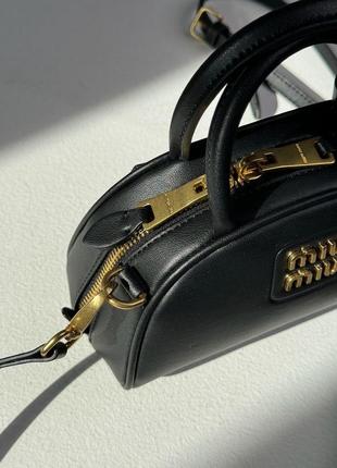Премиальная кожаная сумка женская в оригинальной формы бренд miu miu фирменная черная ручки и ремешок комплект6 фото