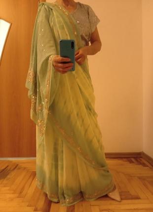 Розкішне ніжне сарі, індійське вбрання