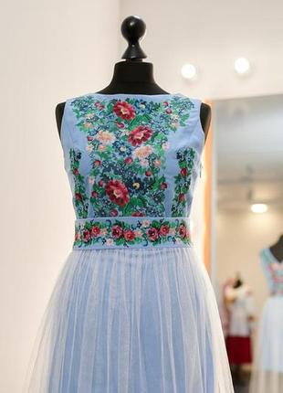 Платье с поясом с фатиновой юбкой с коротким рукавом -  вышивка - крестик, оникс, цвет - голубой.7 фото