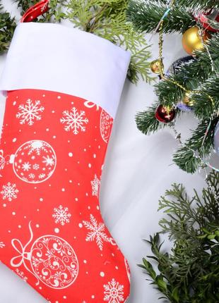 Новорічний подарунковий чобіт, різдвяний носок, колір — червоний, візерунок — сніжинки та кулі.