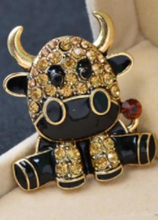 Брошь брошка значок металлический символ 2021 в камнях бык корова бычок сидит