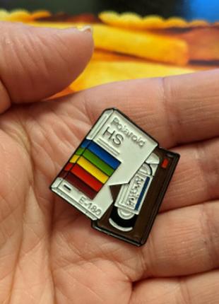 Брошь брошка значок пин металл эмаль видео кассета ретро polaroid