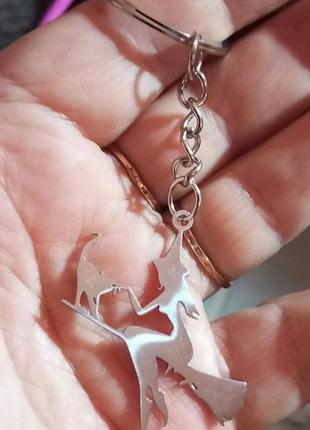 Брелок на ключі сріблястий метал баба яга відьма witch чаклунки з кішкою на мітлі