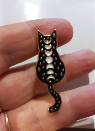 Брошка пін піктограма чорний кіт спинка з білими плямами місяця
