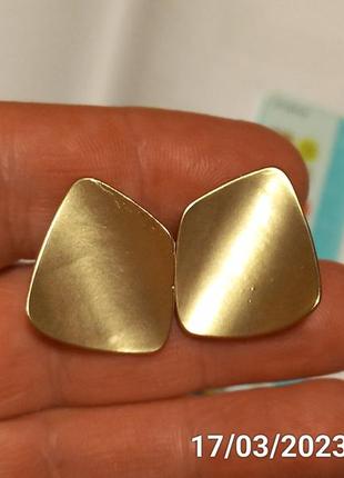 Клипсы серьги сережки (без прокола) матовый золотистый металл пр-во корея трапеция есть царапина