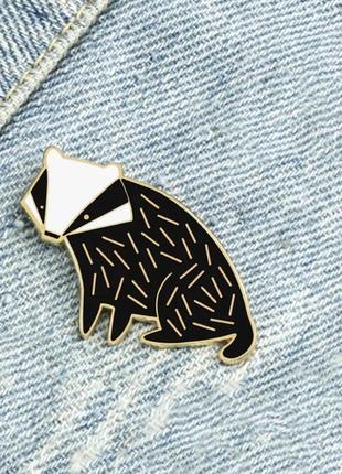 Брошка-брешка значок пін метал емаль борсук красеня