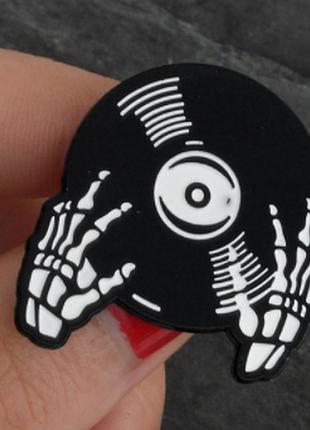 Значок брошь брошка пин металл смерть скелет играет пластинка винил ретро