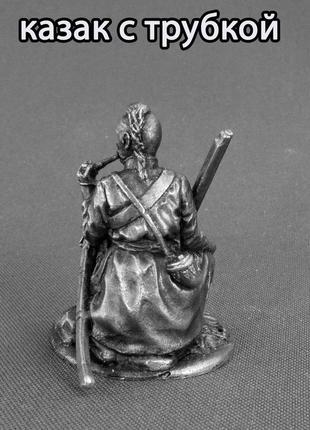 Сувенир фигурка статуэта металл олово сплав украинский козак казаки  пр-во украина курит трубку2 фото