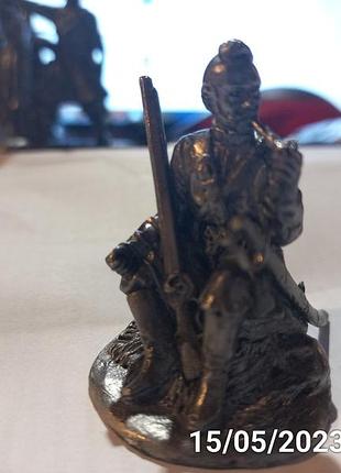 Сувенир фигурка статуэта металл олово сплав украинский козак казаки  пр-во украина курит трубку6 фото