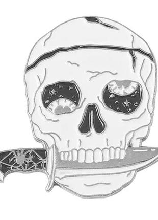 Брошь брошка пин значок металл скелет человек кости череп нож во рту
