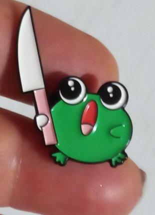 Брошка- брошка значок пін металева зелена жаба з ножем як колодка