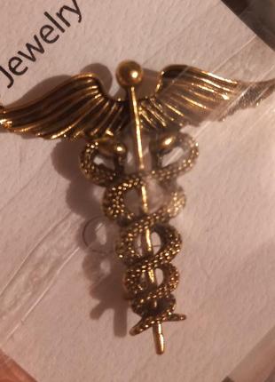 Медицинская брошь брошка значок металл медицина кадуцей со змеей змея фармацевту металл золотистый