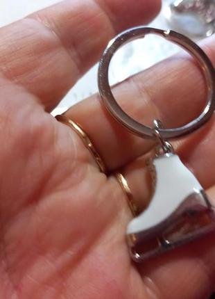 Брелок спорт белая эмаль и розовые камни коньки фигурное катание фигурист