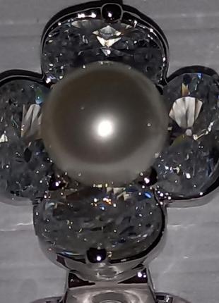 Клипсы на уши (без прокола) серебристый металл красиво эффектно мелкие камни и жемчуг цветочек