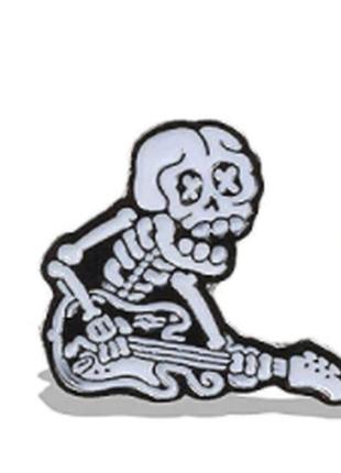 Брошка пін піктограма метал скелет грає на гітарі людина кістки2 фото