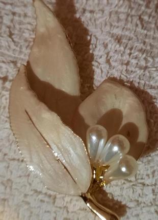 Брошь брошка металл бело молочный  цветок нежный листик2 фото