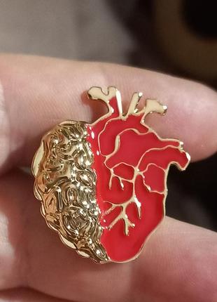 Медична брошка-брашка значок об'ємна метал якість серце червоне із золотою артерії об'ємна
