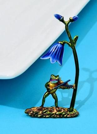 Брошь брошка лягушка жаба играет на скрипке под колокольчиком5 фото