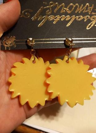 Крупные клипсы серьги сережки (без прокола) желтый подсолнух цветы пластик2 фото